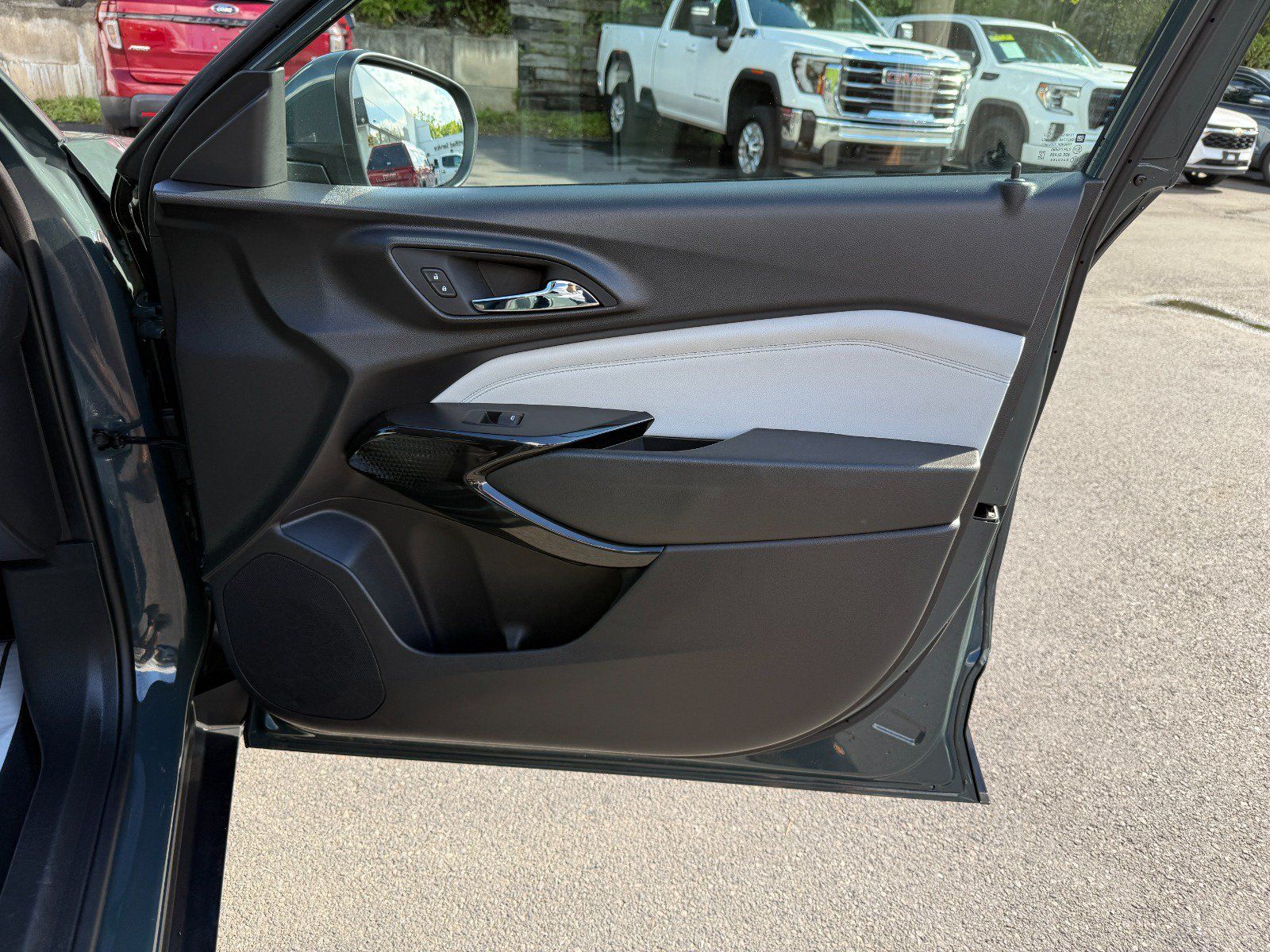 Used 2025 Chevrolet Trax LT FWD image 22