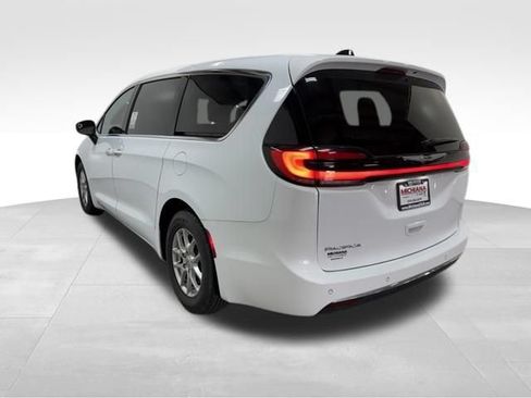 Used 2023 Chrysler Pacifica Touring-L FWD image 11