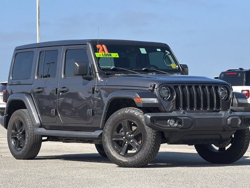 Used 2021 Jeep Wrangler Unlimited Sahara AWD/4WD image 2