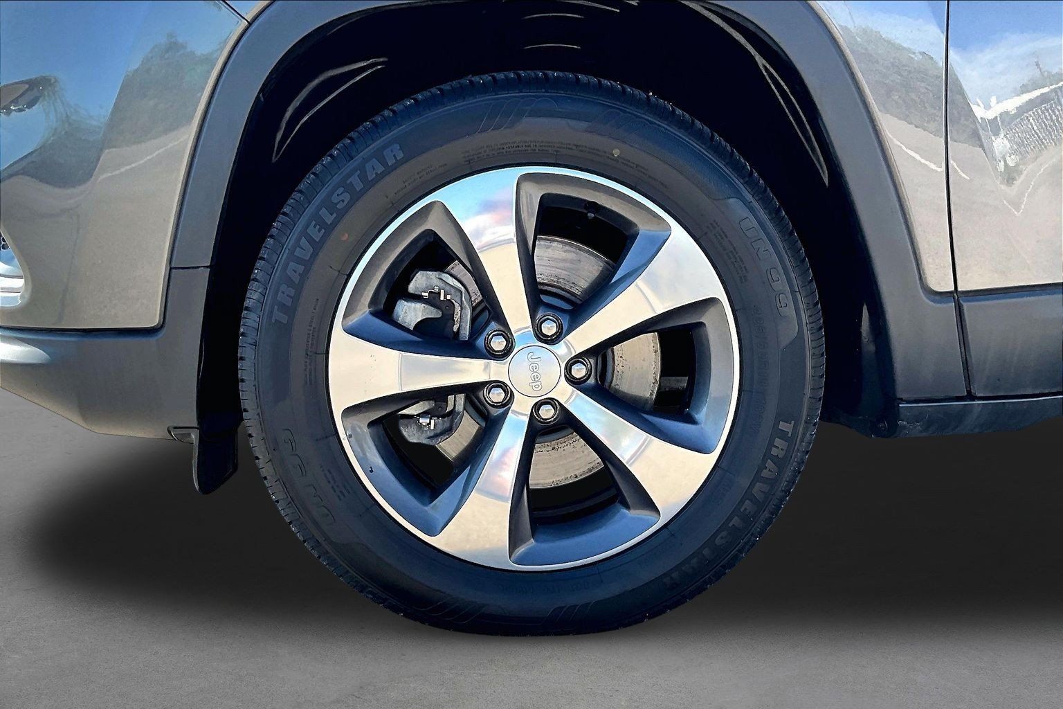 Used 2019 Jeep Cherokee Limited w/ Luxury Group AWD/4WD image 8