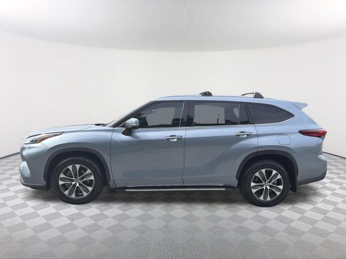 Used 2022 Toyota Highlander XLE FWD image 2