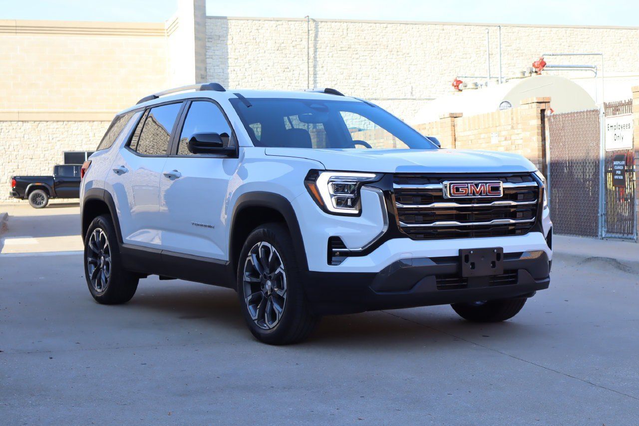 Used 2027 GMC Terrain Elevation w/ Elevation Premium Package FWD image 2