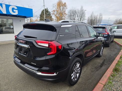 Used 2024 GMC Terrain SLT image 3