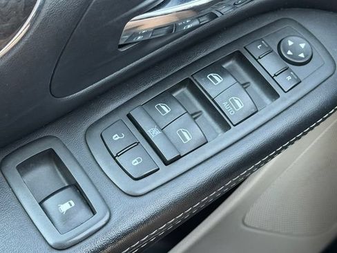 Used 2014 Chrysler Town & Country Touring FWD image 19