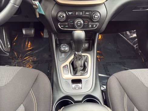 Used 2015 Jeep Cherokee Latitude AWD/4WD image 14