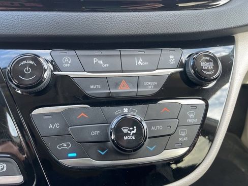 Used 2022 Chrysler Pacifica Touring-L image 25