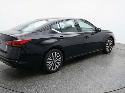 Used 2025 Nissan Altima 2.5 SV FWD image 9