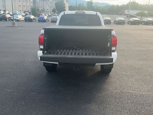 Used 2019 Toyota Tacoma TRD Sport AWD/4WD image 31