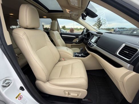 Used 2017 Toyota Highlander XLE FWD image 28