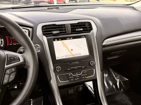 Used 2019 Ford Fusion SE FWD image 31
