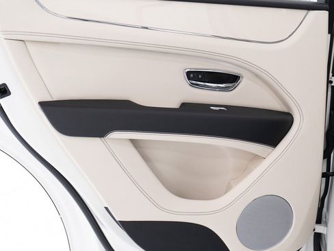 Used 2024 Bentley Bentayga V8 image 21