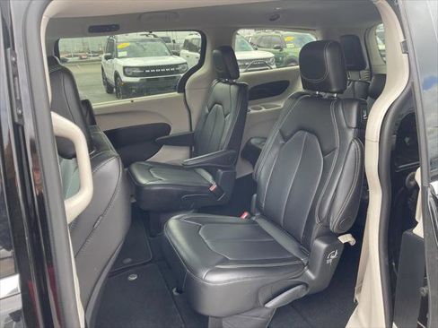 Used 2024 Chrysler Pacifica Touring-L image 14