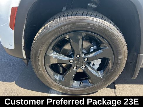 Used 2023 Jeep Grand Cherokee Limited w/ Luxury Tech Group II image 18