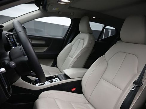 Used 2024 Volvo XC40 B5 Plus image 9