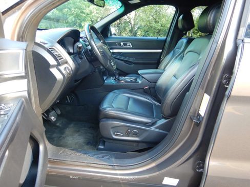 Used 2016 Ford Explorer XLT w/ Equipment Group 202A AWD/4WD image 10