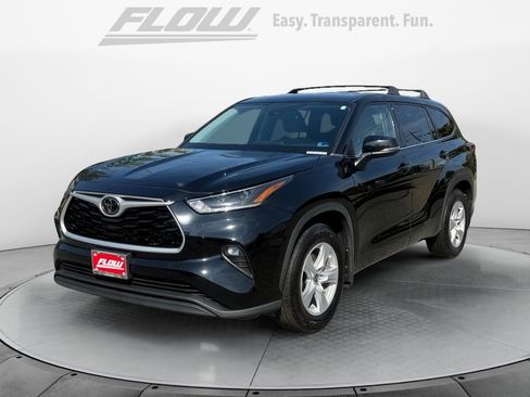 Used 2021 Toyota Highlander LE AWD/4WD image 4