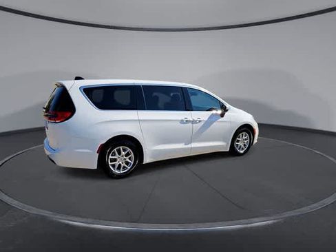 Used 2023 Chrysler Pacifica Touring-L FWD image 8