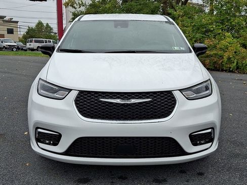 Used 2025 Chrysler Pacifica Select image 2