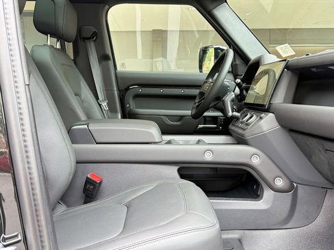New 2026 Land Rover Defender 130 X-Dynamic SE image 31