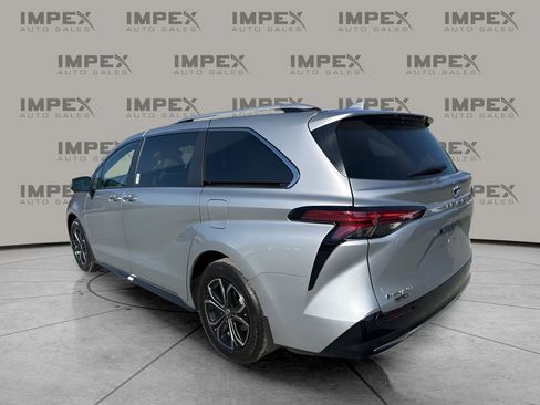 Used 2025 Toyota Sienna Platinum image 3