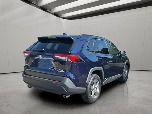 Used 2022 Toyota RAV4 XLE AWD/4WD image 5