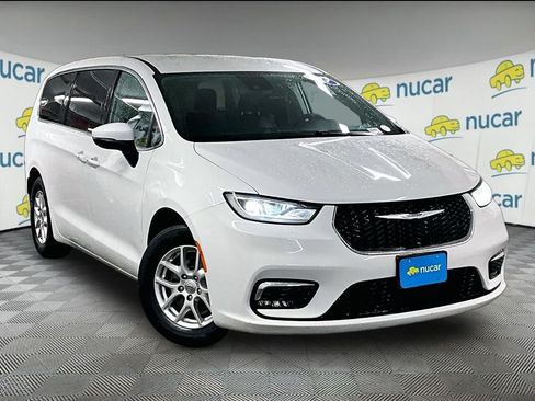 Used 2023 Chrysler Pacifica Touring-L FWD image 1