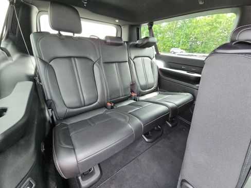 Used 2025 Jeep Wagoneer L Series II w/ 8-pass Seating Package AWD/4WD image 16