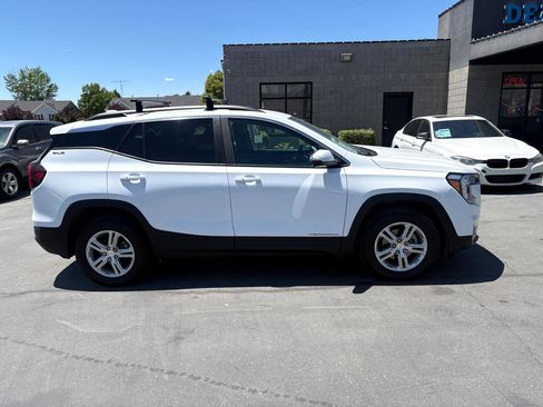 Used 2022 GMC Terrain SLE w/ Driver Convenience Package image 4