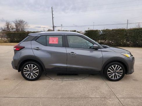 Certified 2022 Nissan Kicks SV image 4