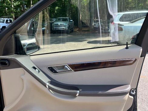 Used 2011 Mercedes-Benz R 350 4MATIC image 37