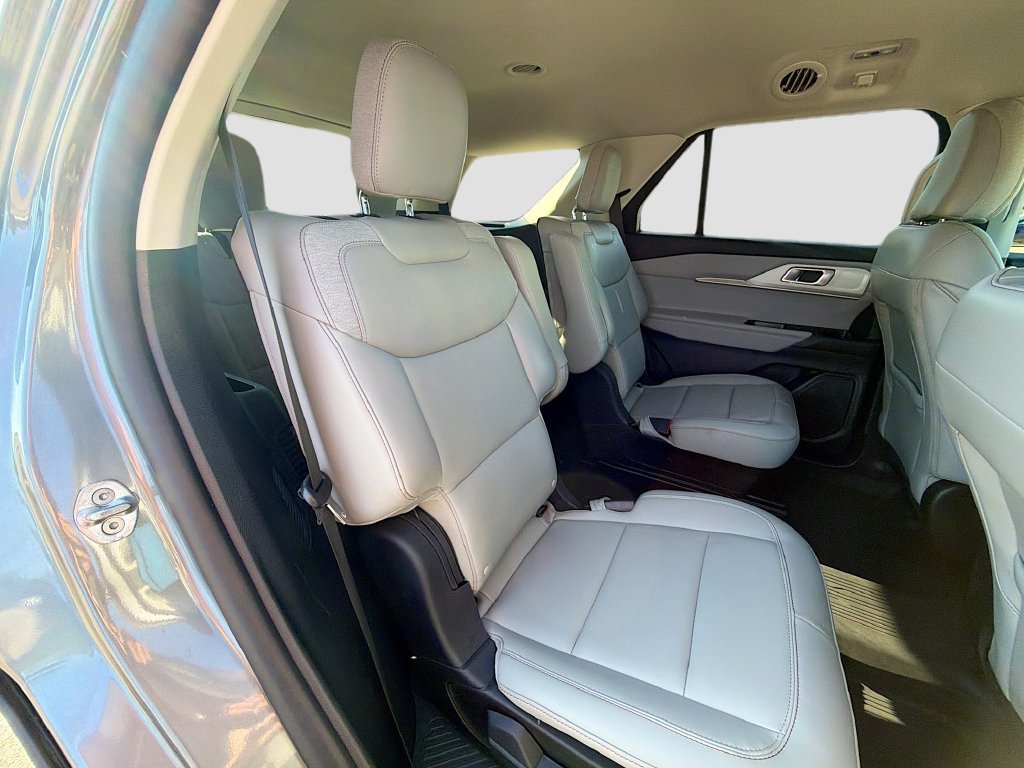 Used 2025 Ford Explorer Active w/ Active Comfort Package AWD/4WD image 31