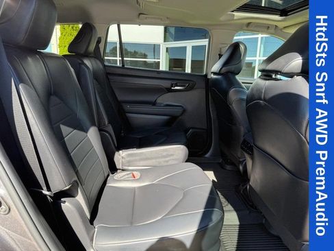 Used 2023 Toyota Highlander XLE AWD/4WD image 13