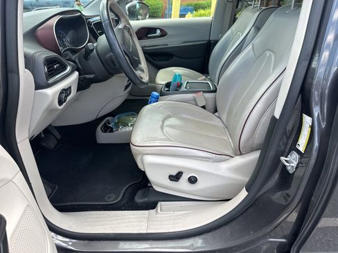 Used 2018 Chrysler Pacifica Limited w/ Advanced Safetytec Group image 3