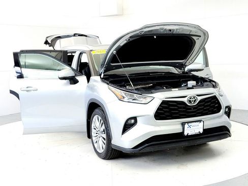 Used 2024 Toyota Highlander Platinum AWD/4WD image 9