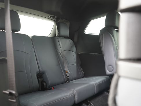 Used 2023 Buick Enclave Essence image 12