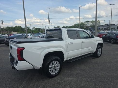 Used 2025 Toyota Tacoma SR5 image 4