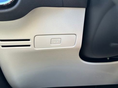 Certified 2023 Volvo XC40 B5 Ultimate w/ Protection Package Premier AWD/4WD image 31