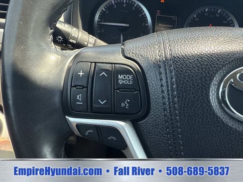 Used 2018 Toyota Highlander XLE AWD/4WD image 32