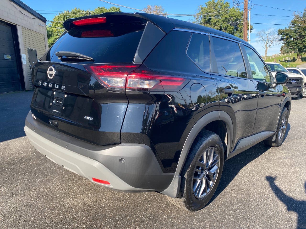 Used 2022 Nissan Rogue S AWD/4WD image 3