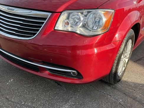 Used 2016 Chrysler Town & Country Touring-L image 9