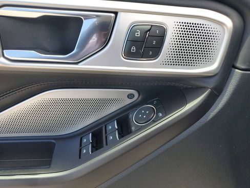 Used 2020 Ford Explorer Platinum w/ Premium Technology Package image 31