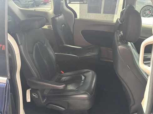 Used 2020 Chrysler Pacifica Touring-L FWD image 13