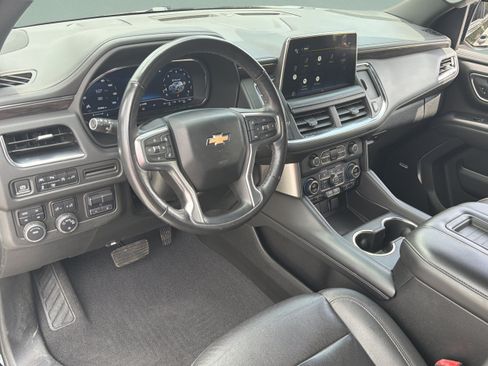 Used 2022 Chevrolet Suburban LT w/ Luxury Package AWD/4WD image 2