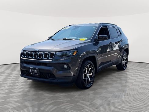 Certified 2024 Jeep Compass Latitude AWD/4WD image 3