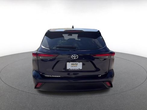 Used 2025 Toyota Highlander LE FWD image 12