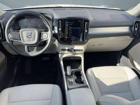 Certified 2021 Volvo XC40 T5 Momentum w/ Climate Package image 15