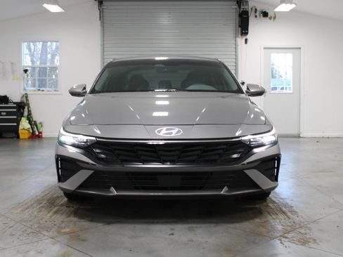 Used 2024 Hyundai Elantra SEL w/ Convenience Package image 3