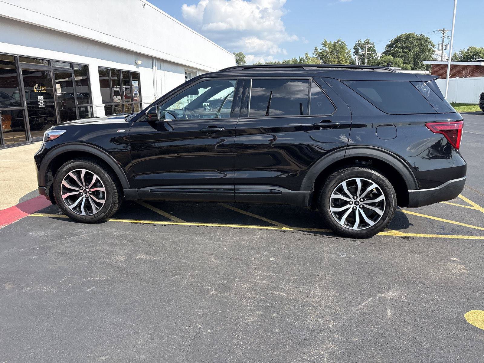 Used 2023 Ford Explorer ST-Line AWD/4WD image 8