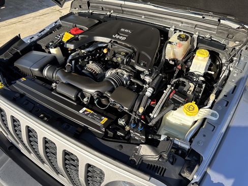 Used 2021 Jeep Gladiator Sport image 32