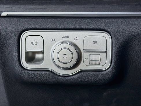 Used 2025 Mercedes-Benz GLS 450 4MATIC image 11
